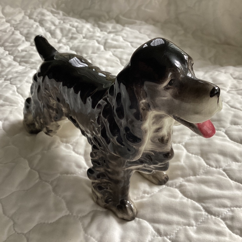 VINTAGE 8 INCH PORCELAIN SPANIEL DOG FIGURINE